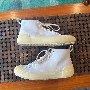 Veja *EXCELLENT* Nova White canvas high top- size 8